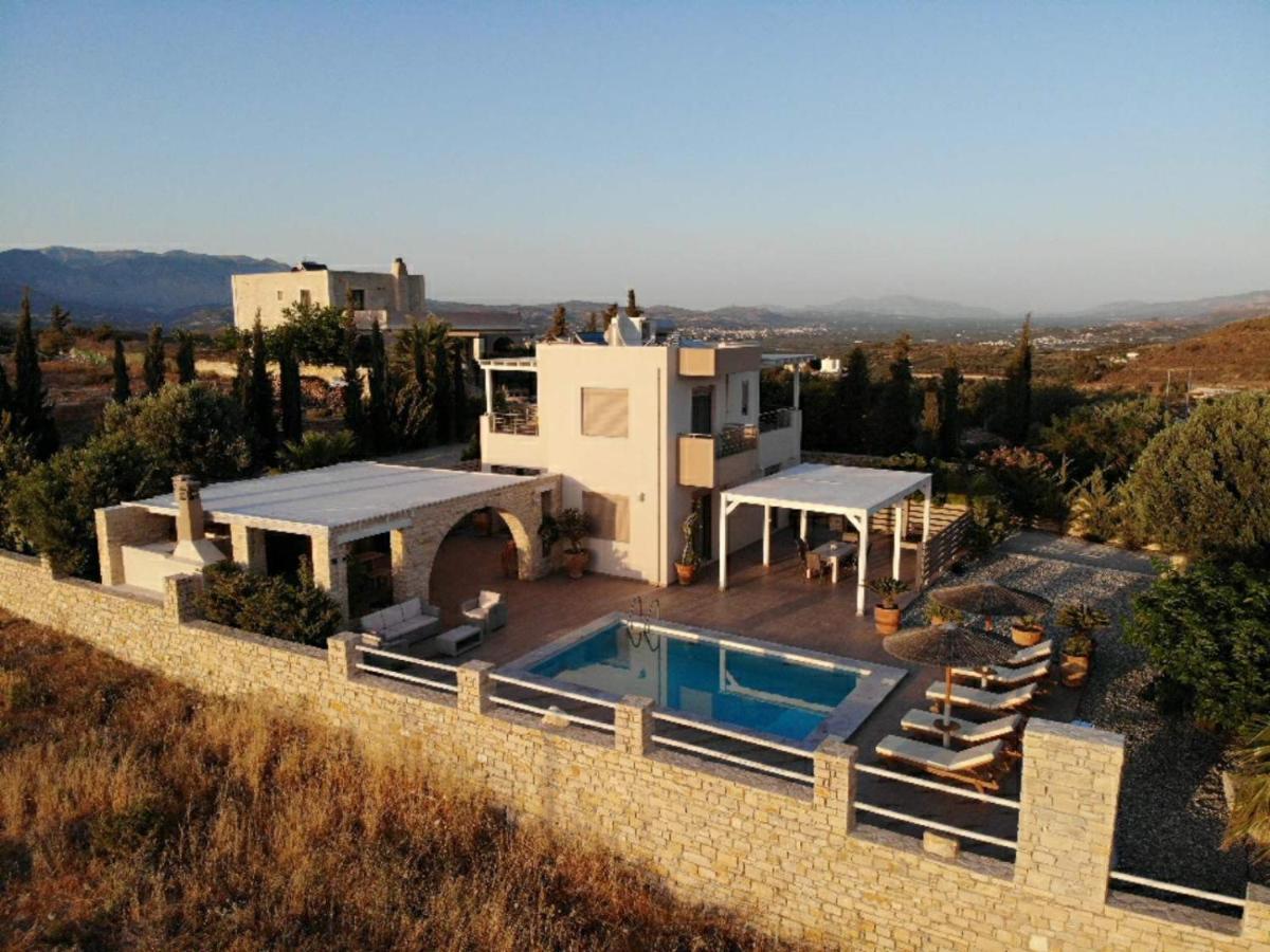 Golden Sky Villa กามิลารี ภายนอก รูปภาพ