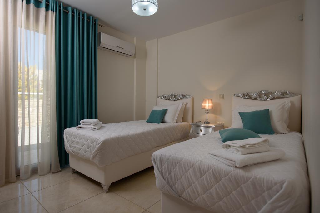 Golden Sky Villa กามิลารี ภายนอก รูปภาพ