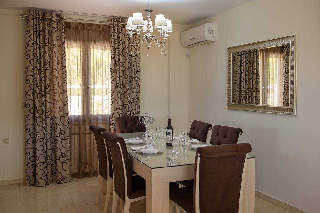 Golden Sky Villa กามิลารี ภายนอก รูปภาพ