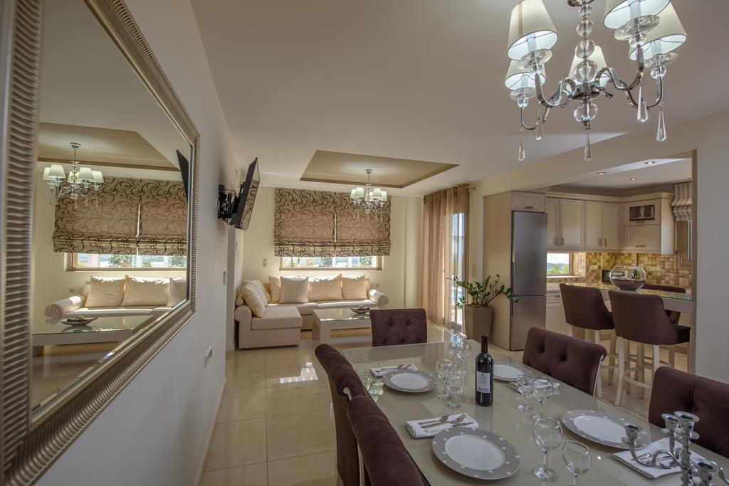 Golden Sky Villa กามิลารี ภายนอก รูปภาพ