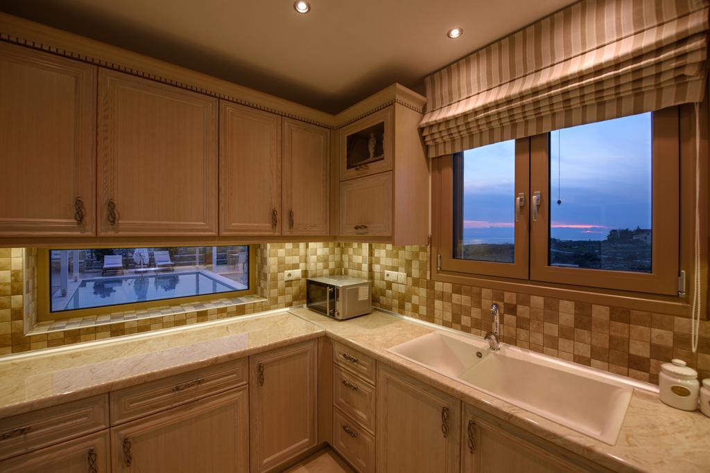 Golden Sky Villa กามิลารี ภายนอก รูปภาพ